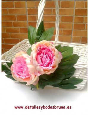 Cesta de Mimbre Blanca con Peonías Rosas