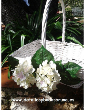 Cesta de Mimbre Blanca con Hortensias Blancas 2
