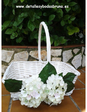 Cesta de Mimbre Blanca con Hortensias Blancas
