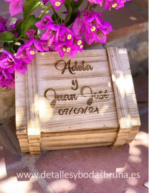 Caja de Madera Natural con Tapa Personalizada Grabada