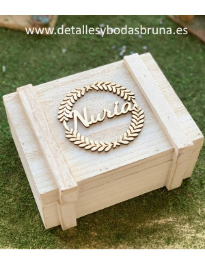 Caja de Madera Blanca Vintage Personalizada con Corona Hojas 2
