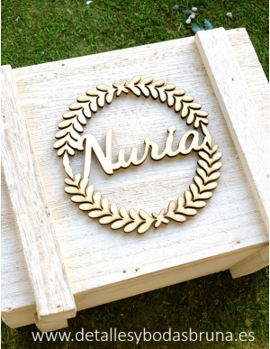 Caja de Madera Blanca Vintage Personalizada con Corona Hojas